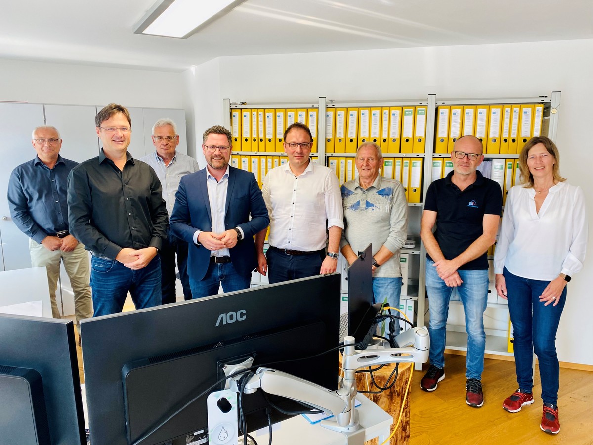 Diplom-Ingenieur Max Eibl stellte MdL Dr. Gerhard Hopp, Brgermeister Thomas Ederer, Brgermeister Martin Stoiber und weiteren Gsten sein Unternehmen vor.