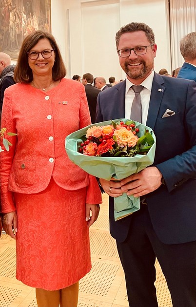 MdL Dr. Gerhard Hopp gratulierte in diesen Tagen Landtagsprsidentin Ilse Aigner zu ihrer Wiederwahl als Prsidentin des Bayerischen Landtags. 