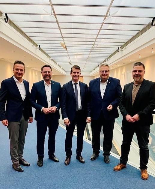 Europa-Arbeitskreisvorsitzender Dr. Gerhard Hopp stattete Europaminister Eric Beiwenger zusammen mit weiteren Mitgliedern des Arbeitskreises einen Antrittsbesuch in der Bayerischen Staatskanzlei ab.