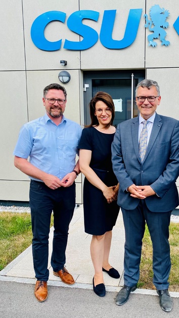 MdL Dr. Gerhard Hopp dankte Staatskanzleichef Dr. Florian Herrmann fr seine Untersttzung bei der Frderung fr das Chamer Kino  Das Foto zeigt Staatsminister Dr. Herrmann bei einem Arbeitsgesprch im Sommer im Landkreis Cham zusammen mit MdB Martina En