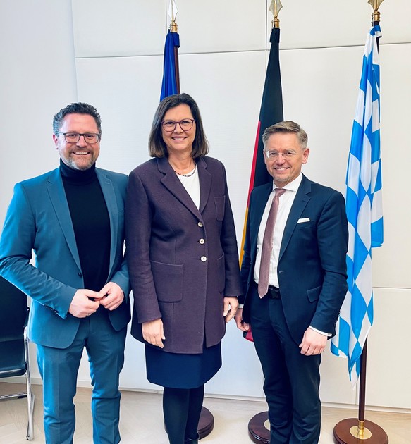 MdL Dr. Gerhard Hopp nach seiner Ernennung mit Landtagsprsidentin Ilse Aigner und Landtagsvizeprsident Tobias Rei.