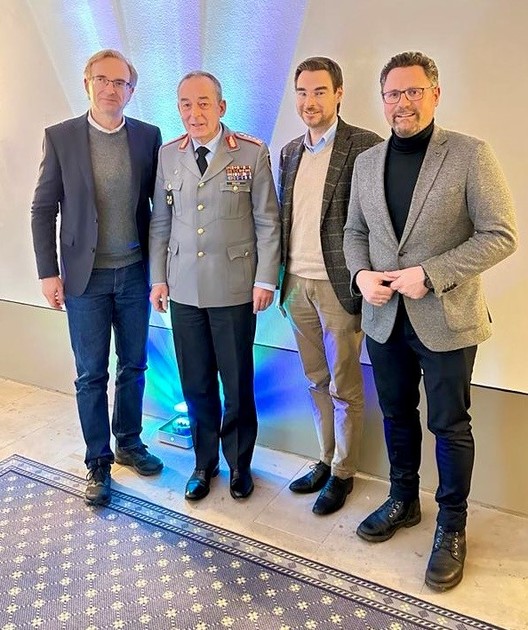 Im Austausch mit dem Generalinspekteur der Bundeswehr Carsten Breuer (2. vo. li.): Die CSU-Landtagsabgeordneten Alexander Flierl, Stephan Oetzinger und Gerhard Hopp. 