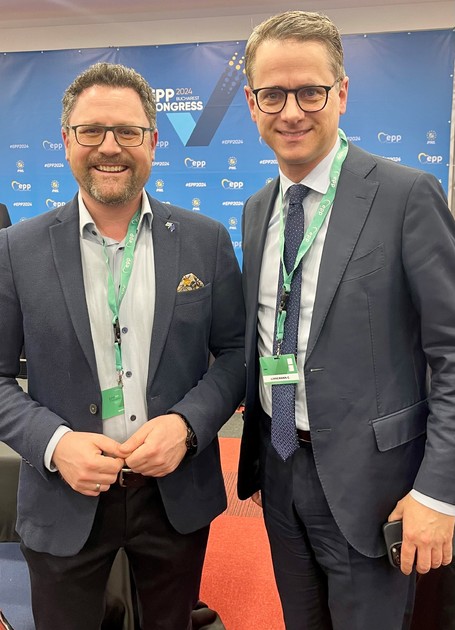 Die beiden Vorsitzenden der jeweiligen Grundsatzkommissionen von CSU (Gerhard Hopp, li.) und CDU (Carsten Linnemann, re.) im Rahmen des Aufeinandertreffens beim EVP-Kongress in Bukarest in diesen Tagen (Bild: Sebastian Kraft). 