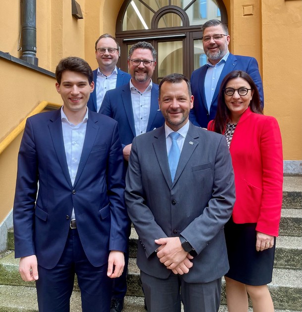 Die neu gewhlte Arbeitsgemeinschaft Tourismus der CSU-Fraktion im Bayerischen Landtag  Vorsitzender Thomas Holz (1. Reihe, 2 v. r.) und sein Stellvertreter, der Chamer Abgeordnete MdL Dr. Gerhard Hopp.