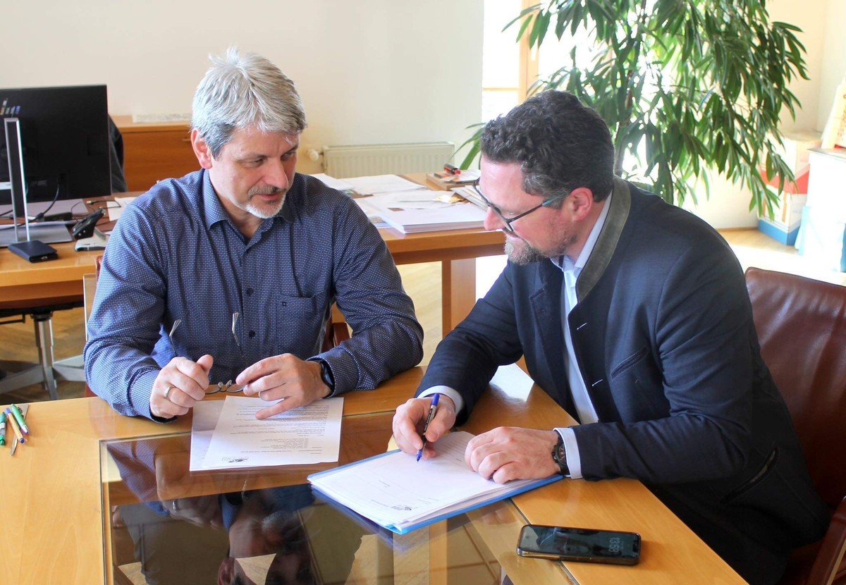 MdL Dr. Gerhard Hopp im Austausch mit dem Further Brgermeister Sandro Bauer. 