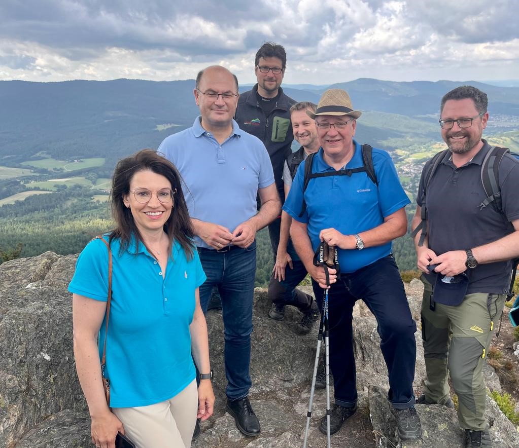 Bei der Wanderung im vergangenen Sommer auf den Osser wurde die besondere Situation des Osserschutzhauses bereits mit Finanzminister Albert Fracker angesprochen. Damals wurde Hilfe zugesagt, die nun eingehalten wird.