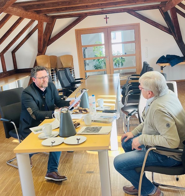 MdL Dr. Gerhard Hopp in engem Austausch mit Brgermeister Helmut Heumann beim Gemeindebesuch in Treffelstein. 