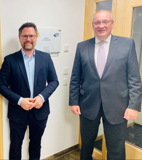 Landrat Franz Lffler und MdL Dr. Gerhard Hopp freuen sich ber den Ausbau der Staatsstrae 2150 zwischen Rtz und der Landkreisgrenze.