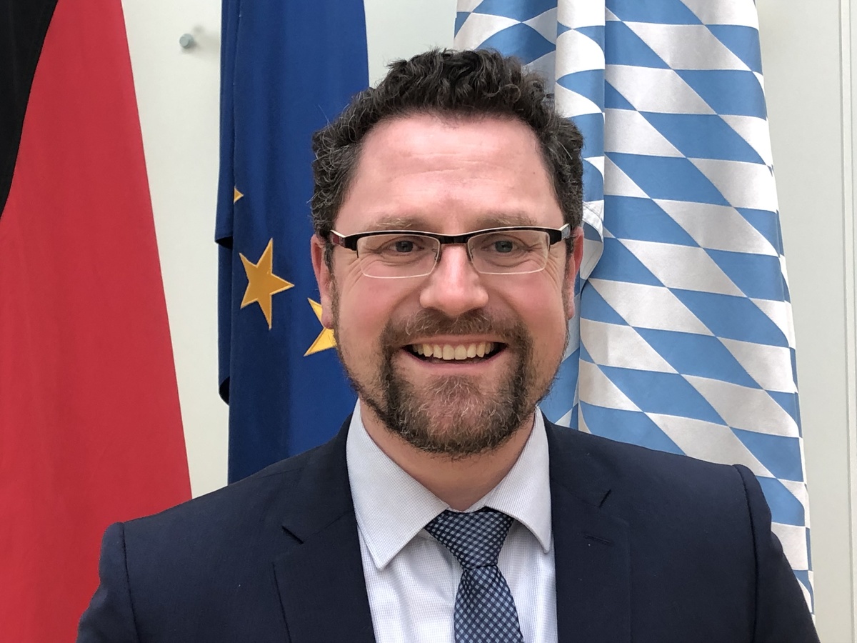 MdL Dr. Gerhard Hopp gratuliert Schulleiter OStD Uwe Mißlinger vom Joseph-von-Fraunhofer-Gymnasium Cham zur hohen Auszeichnung Profilschule „Tschechisch“. MdL Dr. Gerhard Hopp gratuliert Schulleiter OStD Uwe Mißlinger vom Joseph-von-Fraunhofer-Gymnasium Cham zur hohen Auszeichnung Profilschule „Tschechisch“.