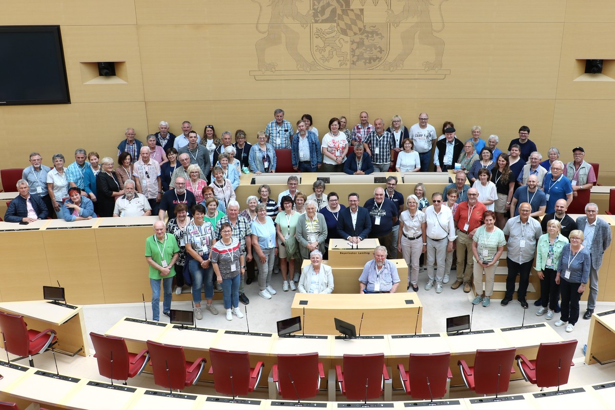 ber 100 Brgerinnen und Brger folgten der Einladung von MdL Dr. Gerhard Hopp in den Bayerischen Landtag.